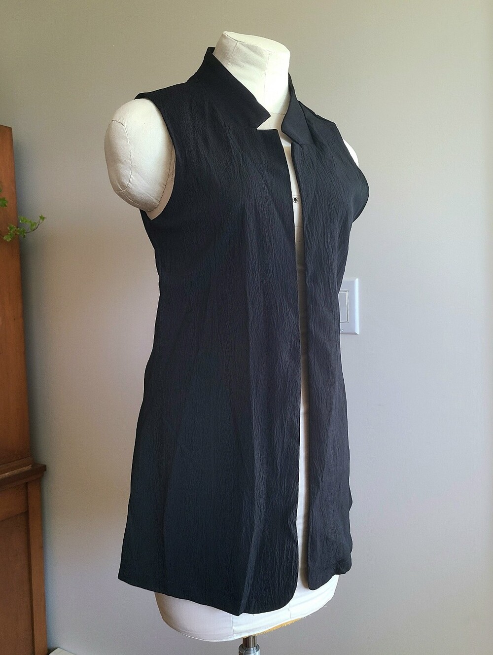 Long Black Sleeveless Vest - Picture 2 of 10